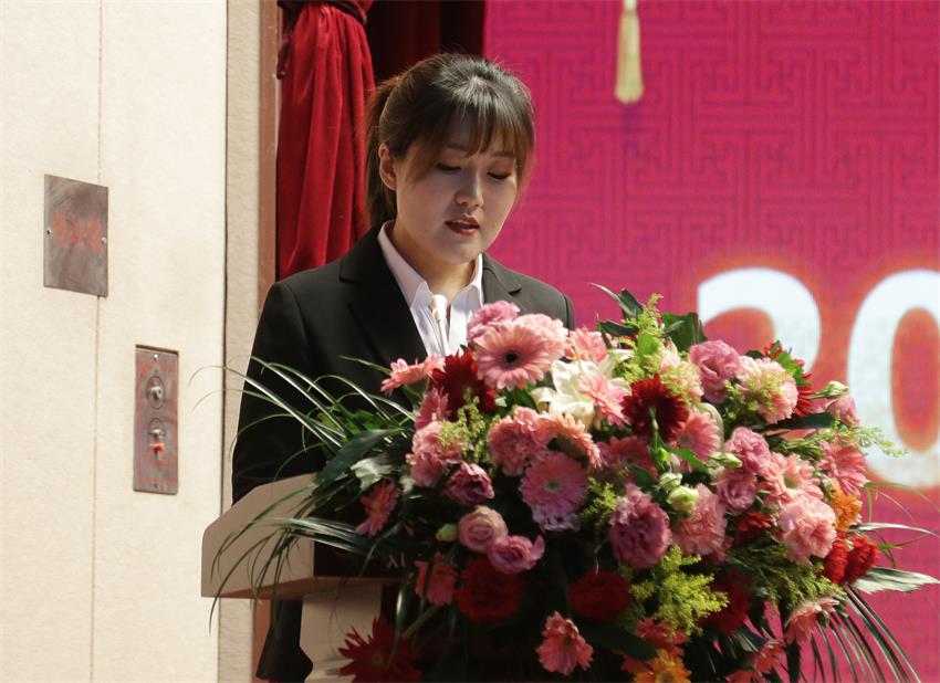 集團(tuán)副總、江蘇樹(shù)恩教育科技有限公司總經(jīng)理郭晏彤同志宣讀《關(guān)于2019年寶潤(rùn)集團(tuán)下達(dá)各校區(qū)招生計(jì)劃的意見(jiàn)》